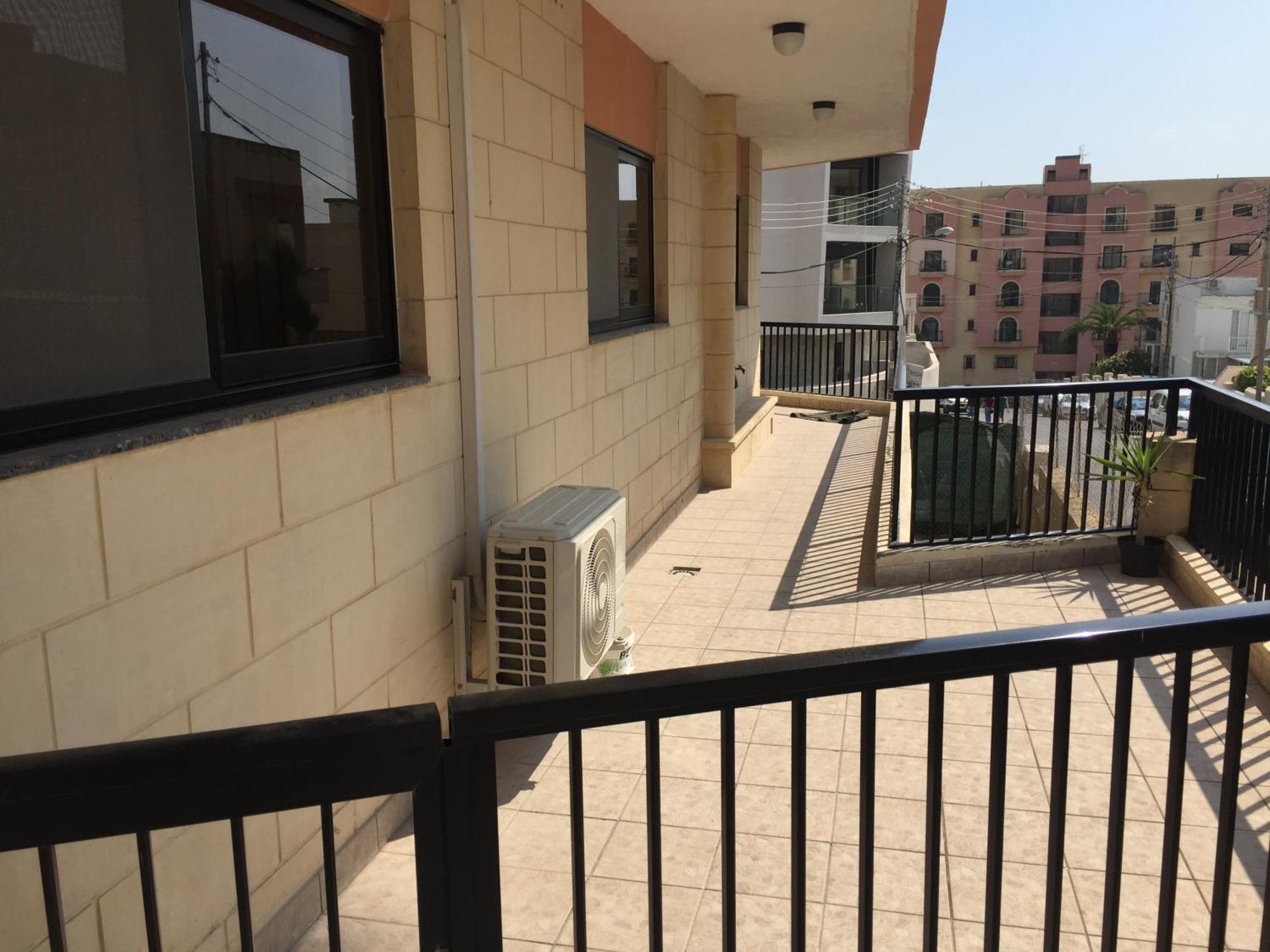 Free Wifi - 2 Min Walk To Sea - Modern 2 Bedroom Corner Ground Floor With Large Terrace Balcony - Superb Location - Qawra *