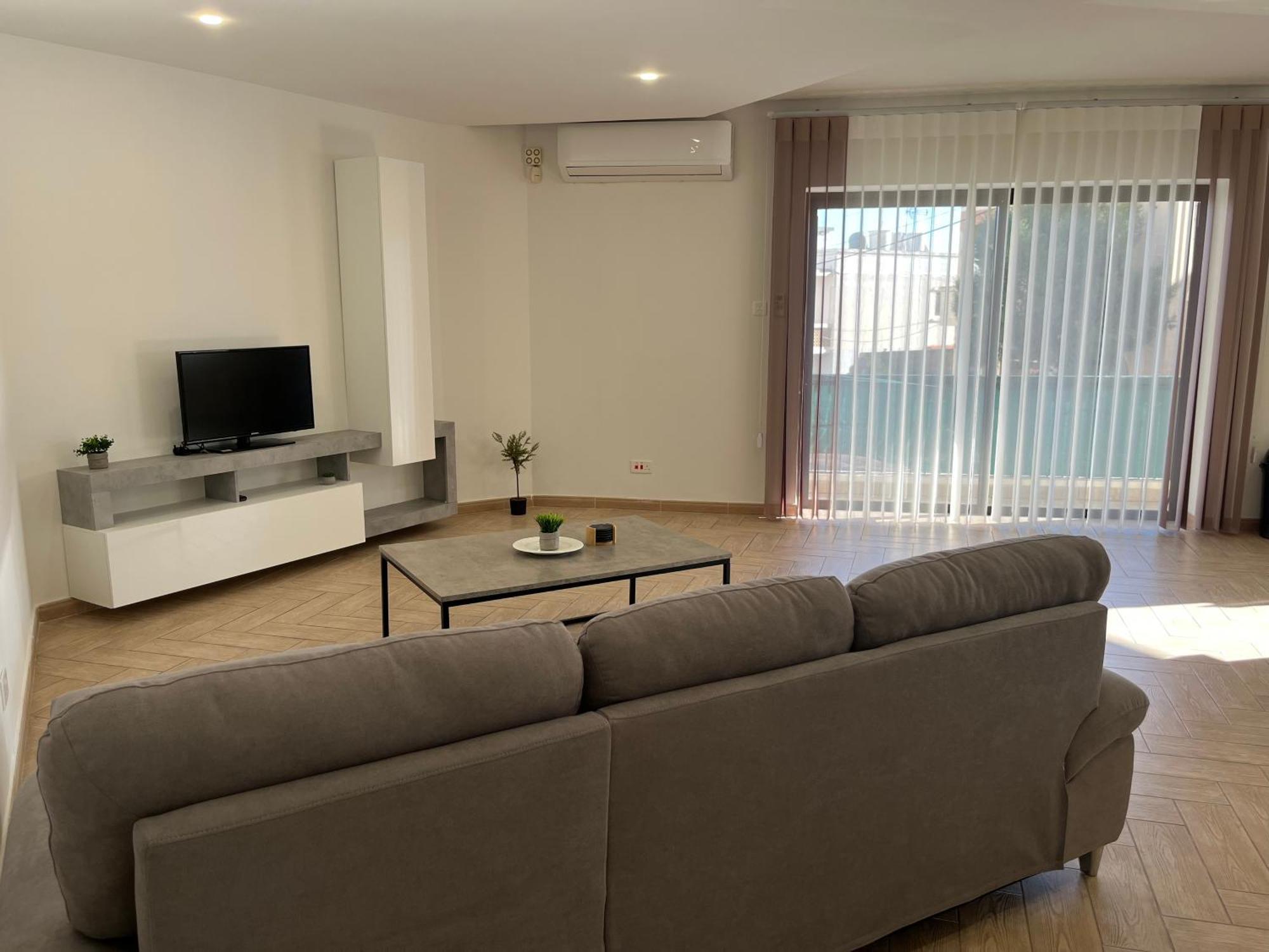 Free Wifi - 2 Min Walk To Sea - Modern 2 Bedroom Corner Ground Floor With Large Terrace Balcony - Superb Location - Qawra St. Paul's Bay