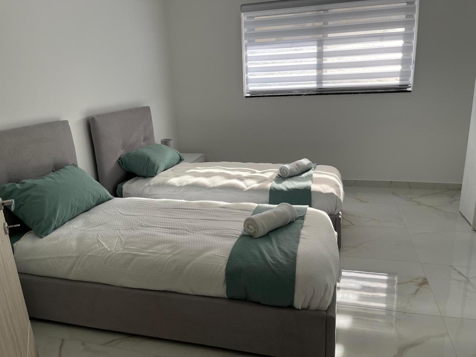 Free Wifi - 2 Min Walk To Sea - Modern 2 Bedroom Corner Ground Floor With Large Terrace Balcony - Superb Location - Qawra
