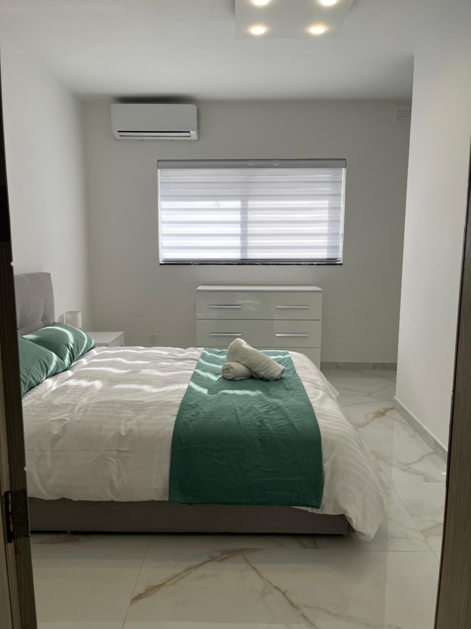 Appartement Free Wifi - 2 Min Walk To Sea - Modern 2 Bedroom Corner Ground Floor With Large Terrace Balcony - Superb Location - Qawra